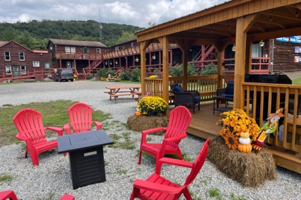 a group of lawn chairs sitting on top of a building