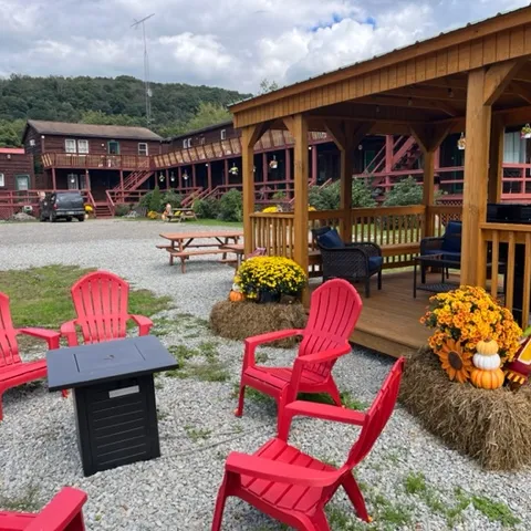 a group of lawn chairs sitting on top of a building